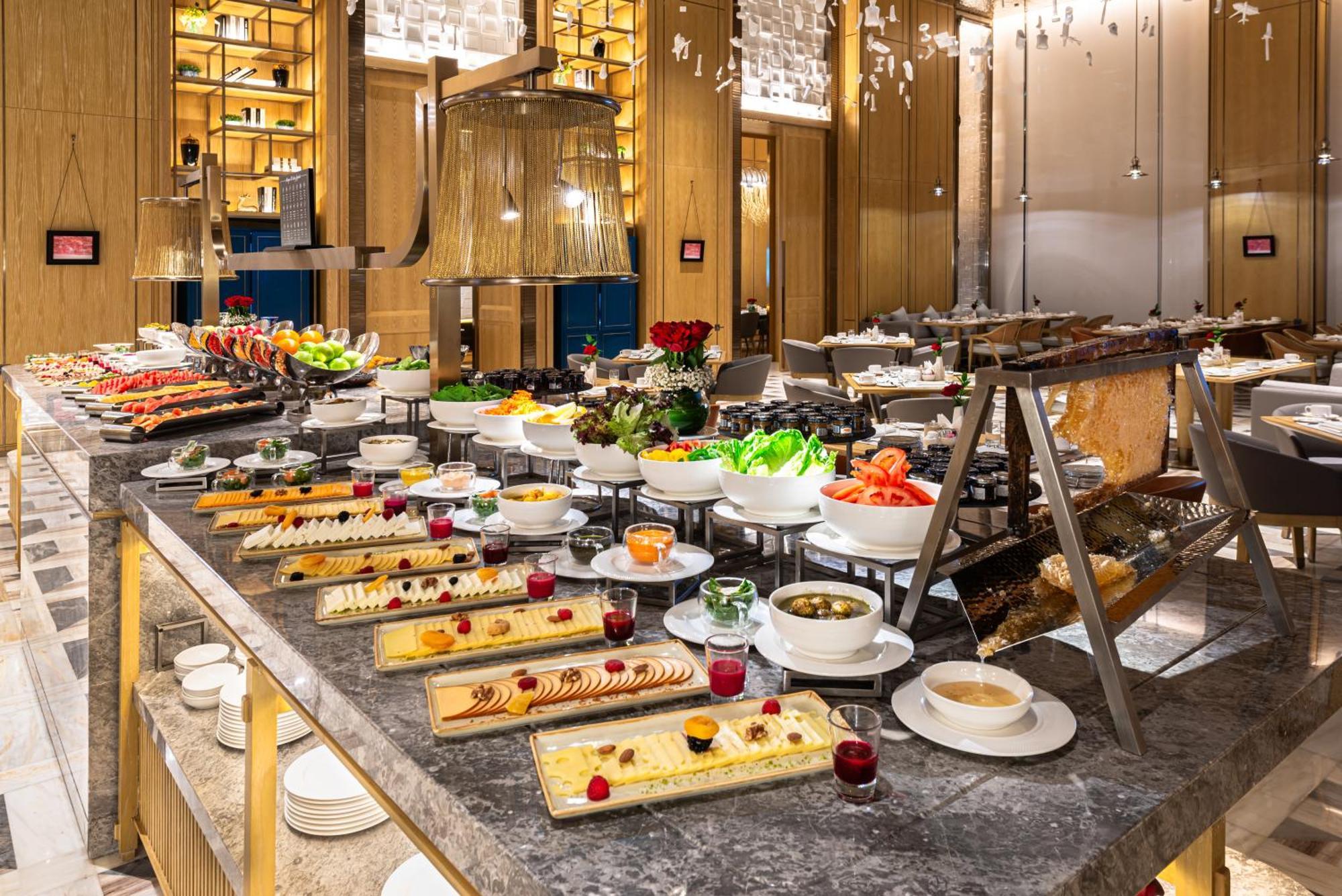 Narcissus The Royal Hotel ริยาดห์ ภายนอก รูปภาพ A buffet at a hotel